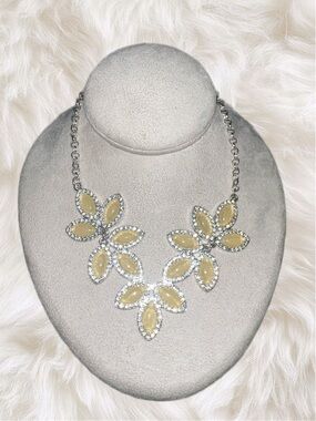 Liz Claiborne Flower Leaf Collar Necklce Pendant Silver Tone Rolo Chain Signed